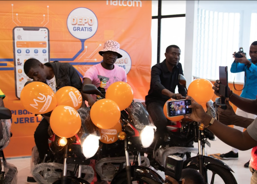 RECHAJE POUW GENYEN : La Natcom remet 8 motocyclettes flambant neuvesaux grands&nbsp;gagnants