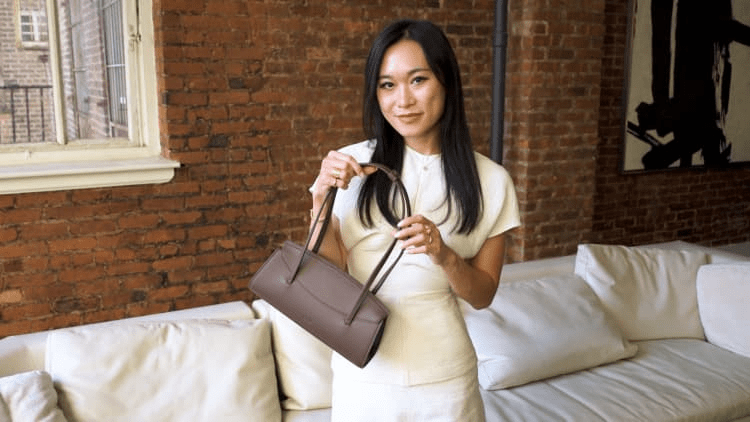 une femme de 28 ans a dépensé 30 000 dollars pour lancer une entreprise depuis son salon—maintenant, cela rapporte 9 millions de dollars par&nbsp;an